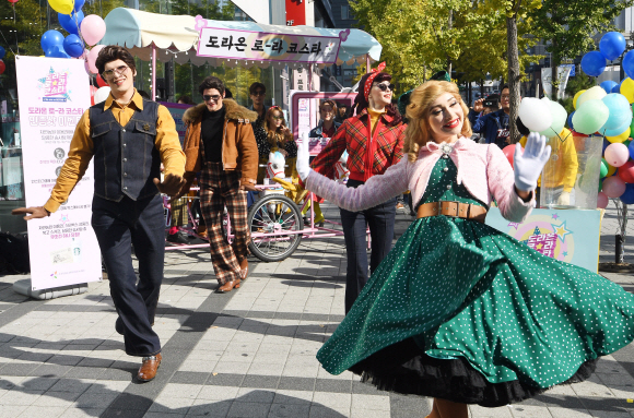 7일 서울 마포구 홍대입구역 인근에서 에버랜드 모델들이 복고를 새롭게 즐긴다는 의미인 뉴트로 컨셉의 어트랙션 축제 ‘도라온 로라코스타’를 선보이고 있다. 2019.11.7 오장환 기자 5zzang@seoul.co.kr