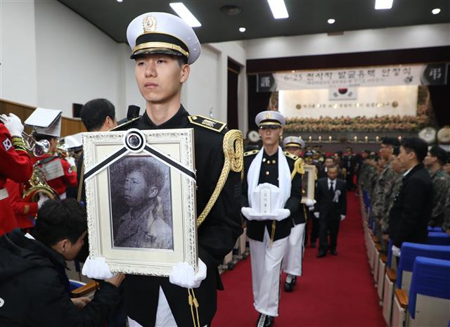 국립대전현충원에서 7일 김기봉 이등중사의 유해 안장식이 진행되고 있다. 대전 뉴스1