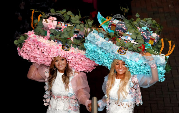 레이스고어들이 7일(현지시간) 호주 빅토리아주 멜버른의 플레밍턴 경마장에서 열린 ‘케네디 오크스 데이(Kennedy Oaks Day)’ 중 포즈를 취하고 있다. EPA 연합뉴스