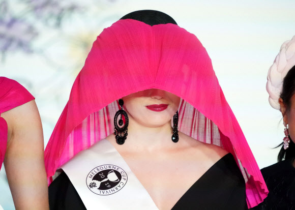 레이스고어들이 7일(현지시간) 호주 빅토리아주 멜버른의 플레밍턴 경마장에서 열린 ‘케네디 오크스 데이(Kennedy Oaks Day)’ 중 포즈를 취하고 있다. EPA 연합뉴스