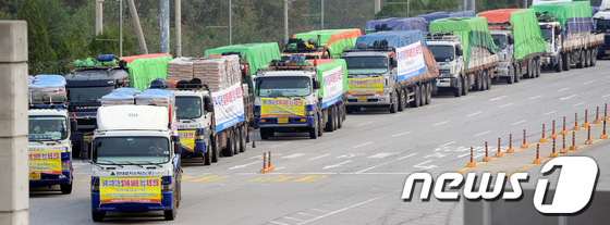 지난 2012년 10울 5일 대북 수해지원 물자를 실은 트럭들 모습. 뉴스1 자료사진