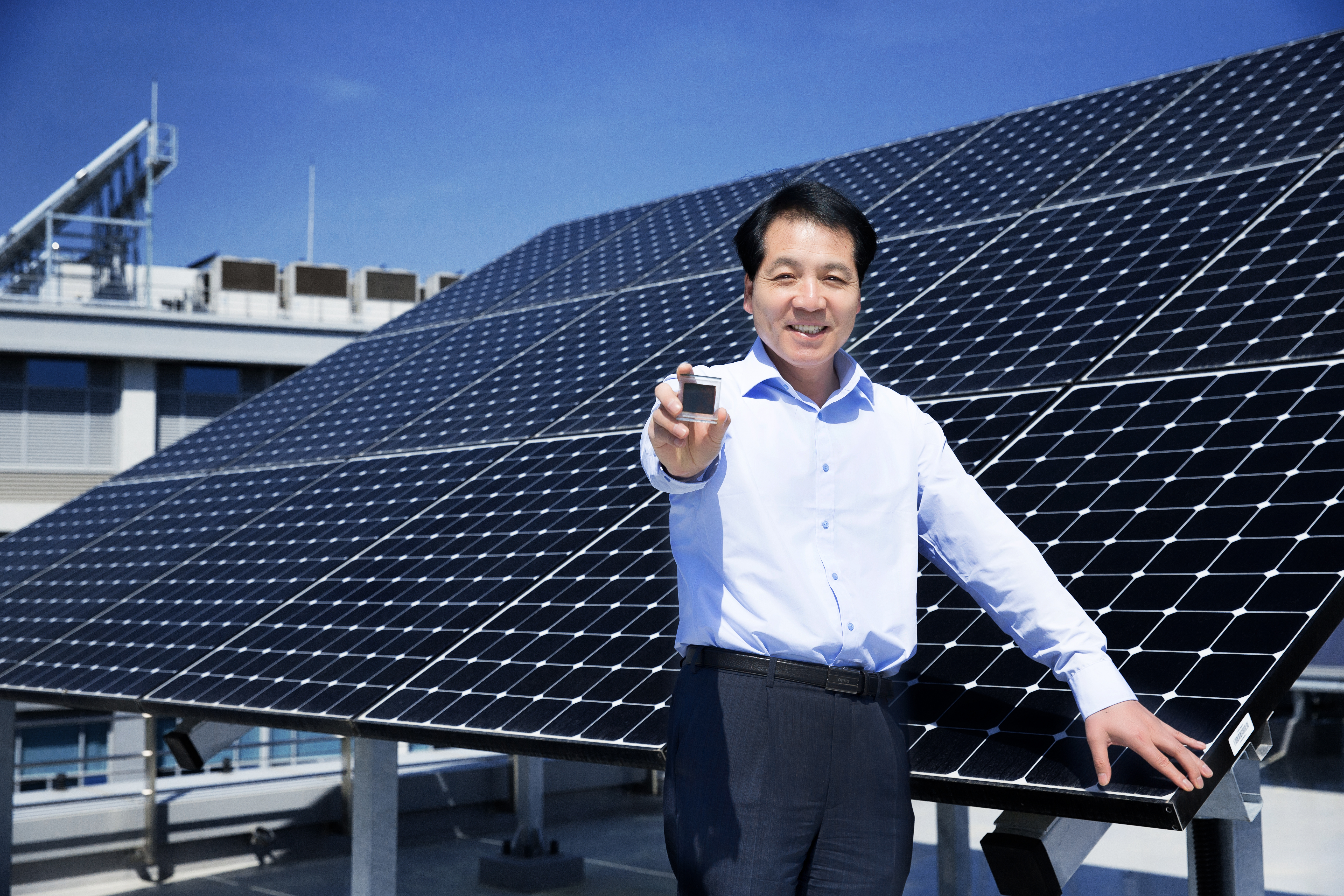 페로브스카이트 태양전지의 효율과 안정성을 동시에 높이는 소재를 개발한 석상일 교수. UNIST 제공.
