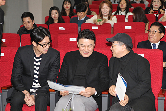 왼쪽부터 배우 정우성, 박중훈, 가수 김수철이 명예 문학박사 수여식에 참석해 대화를 나누고 있다.