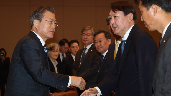 문재인 대통령과 윤석열 검찰총장이 8일 오후 청와대에서 열린 반부패정책협의회에서 인사하고 있다. 2019. 11. 8. 도준석 기자 pado@seoul.co.kr