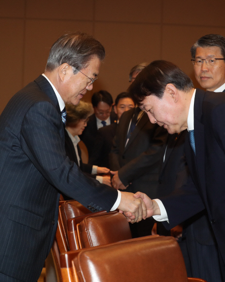 문재인 대통령과 윤석열 검찰총장이 8일 오후 청와대에서 열린 반부패정책협의회에서 인사하고 있다. 2019. 11. 8. 도준석 기자 pado@seoul.co.kr