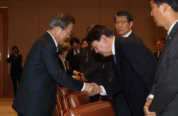 문재인 대통령과 윤석열 검찰총장이 8일 오후 청와대에서 열린 반부패정책협의회에서 인사하고 있다. 2019. 11. 8. 도준석 기자 pado@seoul.co.kr