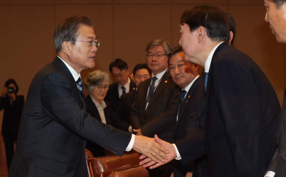 문재인 대통령과 윤석열 검찰총장이 8일 오후 청와대에서 열린 반부패정책협의회에서 인사하고 있다. 2019. 11. 8. 도준석 기자 pado@seoul.co.kr