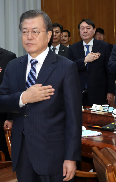 국기에 대한 경례하는 문 대통령과 검찰총장