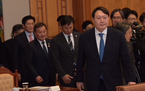 8일 오후 청와대 본관 집현실에서 열린 공정사회를 향한 반부패정책협의회에 강기정 정무수석과 윤석열 검찰총장 등이 참석하고 있다.2019. 11. 8. 도준석 기자 pado@seoul.co.kr