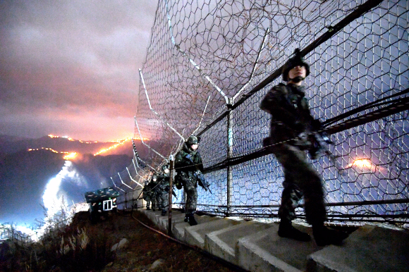 지난해말 비무장지대(DMZ) 최전방 동부전선에서 병사들이 경계 근무를 서고 있다.  박지환기자 popocar@seoul.co.kr
