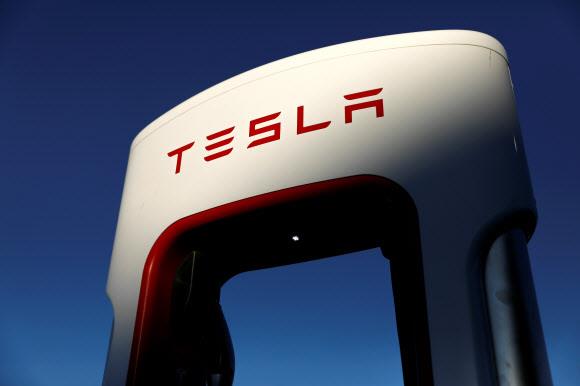 미국 테슬라가 내년부터 중국에서 생산하는 제품에 중국 닝더스다이의 전기차 배터리를 사용하기로 잠정 합의했다. 사진은 지난 7월 10일 미국 캘리포니아주 모하비에서 선보인 테슬라 급속 충전기의 모습. 모하비 로이터 연합뉴스