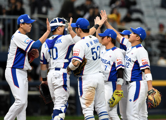야구대표팀 선수들이 8일 서울 고척스카이돔에서 열린 2019 WBSC 프리미어12 조별예선 쿠바와의 경기에서 7-0으로 승리한 뒤 하이파이브를 하고있다. 김도훈기자 dica@sportsseoul.com