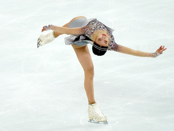 8일(현지시간) 중국 충칭에서 열린  2019-2020 국제빙상경기연맹(ISU) 시니어 그랑프리 4차 대회 ‘시세이도 컵 오브 차이나(SHISEIDO Cup of China) 2019’에서 유영이 여자 싱글 쇼트 프로그램 연기를 펼치고 있다. EPA 연합뉴스