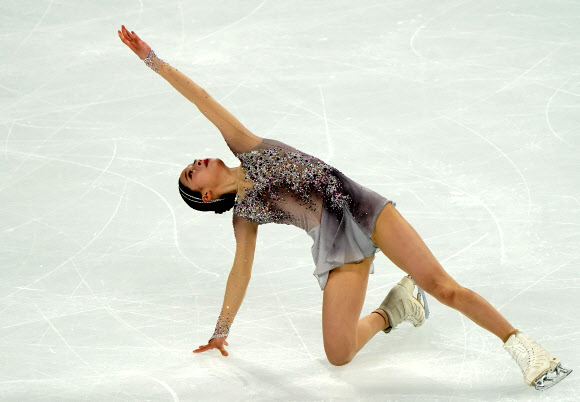 8일(현지시간) 중국 충칭에서 열린  2019-2020 국제빙상경기연맹(ISU) 시니어 그랑프리 4차 대회 ‘시세이도 컵 오브 차이나(SHISEIDO Cup of China) 2019’에서 유영이 여자 싱글 쇼트 프로그램 연기를 펼치고 있다. EPA 연합뉴스