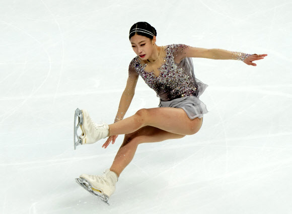 8일(현지시간) 중국 충칭에서 열린  2019-2020 국제빙상경기연맹(ISU) 시니어 그랑프리 4차 대회 ‘시세이도 컵 오브 차이나(SHISEIDO Cup of China) 2019’에서 유영이 여자 싱글 쇼트 프로그램 연기를 펼치고 있다. EPA 연합뉴스