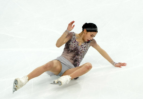 8일(현지시간) 중국 충칭에서 열린  2019-2020 국제빙상경기연맹(ISU) 시니어 그랑프리 4차 대회 ‘시세이도 컵 오브 차이나(SHISEIDO Cup of China) 2019’에서 유영이 여자 싱글 쇼트 프로그램 연기를 펼치고 있다. EPA 연합뉴스
