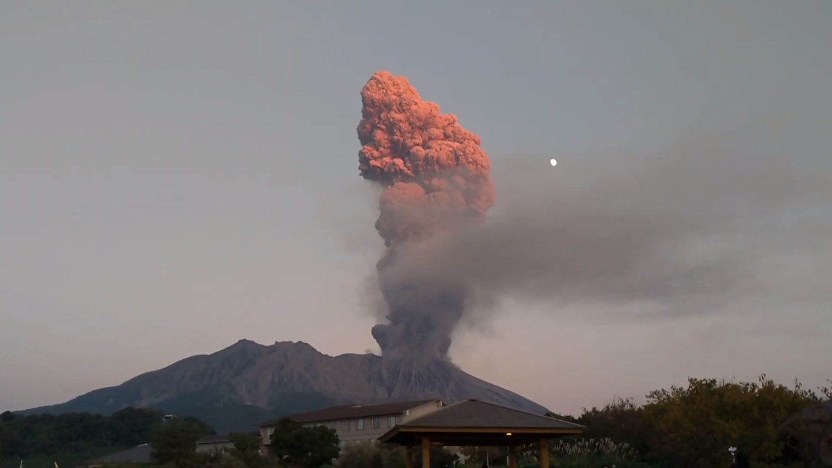 8일 오후 5시 24분쯤 일본 규슈섬 남부의 화산섬 사쿠라지마(櫻島)가 분화해 화산가스와 화산재 등이 5500m 높이까지 치솟았다.  유튜브 캡처