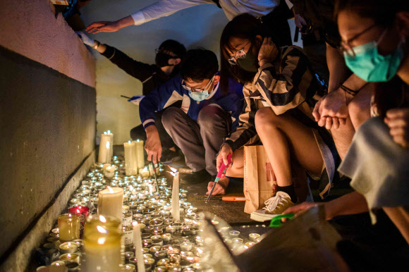 홍콩 곳곳에서 수천명 이상의 시민들이 모인 가운데 지난 8일 시위 현장 인근에서 숨진 대학생 차우츠록씨에 대한 촛불 추모 행사가 열렸다. 추모 시위 참석자들은 차우씨의 사망 원인을 규명해야 한다고 촉구했다. 2019.11.8  AFP 연합뉴스