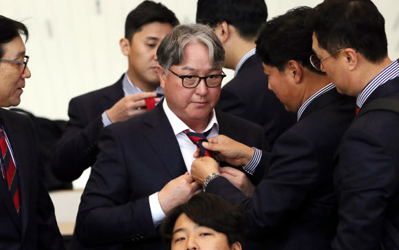 촬영 준비하는 김경문 감독