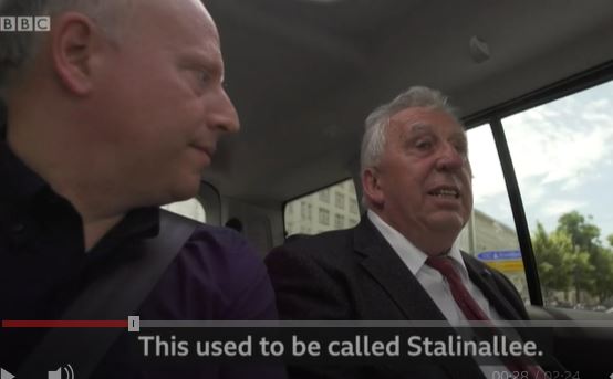 영국 BBC의 스티브 로젠버그(왼쪽) 기자가 베를린 장벽 붕괴 30주년을 맞아 만난 에곤 크렌츠 옛 동독 서기장과 자동차 안에서 인터뷰를 진행하고 있다. BBC 동영상 캡처 