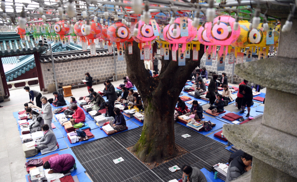 수학능력시험을 나흘 앞 둔 10일 서울 도선사에서 신도들이 수능을 앞 둔 가족들을 위해 불공을 드리고 있다. 2019. 11. 10 정연호 기자 tpgod@seoul.co.kr