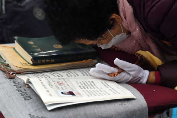 수학능력시험을 나흘 앞 둔 10일 서울 도선사에서 신도들이 수능을 앞 둔 가족들을 위해 불공을 드리고 있다. 2019. 11. 10 정연호 기자 tpgod@seoul.co.kr