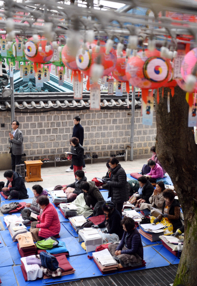 수학능력시험을 나흘 앞 둔 10일 서울 도선사에서 신도들이 수능을 앞 둔 가족들을 위해 불공을 드리고 있다. 2019. 11. 10 정연호 기자 tpgod@seoul.co.kr