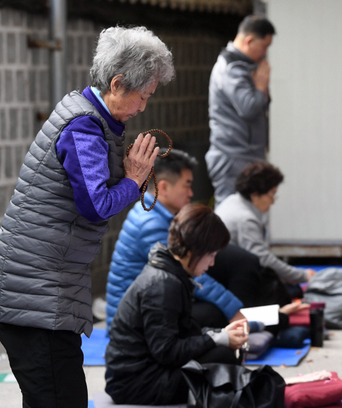 수학능력시험을 나흘 앞 둔 10일 서울 도선사에서 신도들이 수능을 앞 둔 가족들을 위해 불공을 드리고 있다. 2019. 11. 10 정연호 기자 tpgod@seoul.co.kr