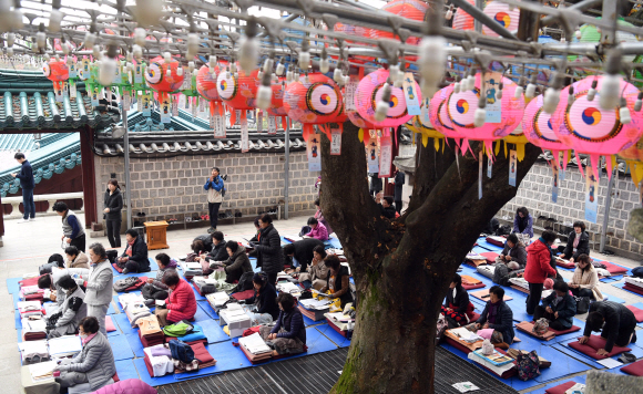 수학능력시험을 나흘 앞 둔 10일 서울 도선사에서 신도들이 수능을 앞 둔 가족들을 위해 불공을 드리고 있다. 2019. 11. 10 정연호 기자 tpgod@seoul.co.kr