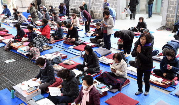 수학능력시험을 나흘 앞 둔 10일 서울 도선사에서 신도들이 수능을 앞 둔 가족들을 위해 불공을 드리고 있다. 2019. 11. 10 정연호 기자 tpgod@seoul.co.kr