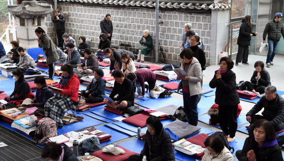 수학능력시험을 나흘 앞 둔 10일 서울 도선사에서 신도들이 수능을 앞 둔 가족들을 위해 불공을 드리고 있다. 2019. 11. 10 정연호 기자 tpgod@seoul.co.kr