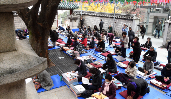 수학능력시험을 나흘 앞 둔 10일 서울 도선사에서 신도들이 수능을 앞 둔 가족들을 위해 불공을 드리고 있다. 2019. 11. 10 정연호 기자 tpgod@seoul.co.kr