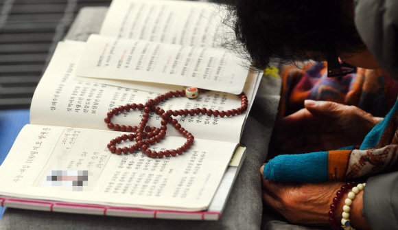 수학능력시험을 나흘 앞 둔 10일 서울 도선사에서 신도들이 수능을 앞 둔 가족들을 위해 불공을 드리고 있다. 2019. 11. 10 정연호 기자 tpgod@seoul.co.kr