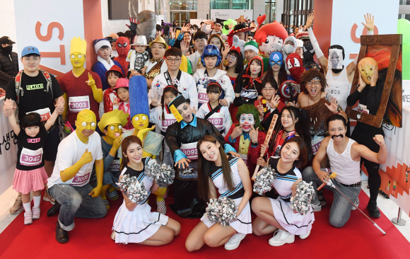 10일 오전 서울 영등포구 63빌딩에서 열린 ‘제17회 한화생명 63계단 오르기’ 행사에서 참가자들이 출발에 앞서 포즈를 취하고 있다. 이번 행사는 1천251개의 계단을 오르는 국내 최초의 수직 마라톤 대회로 올해는 기록 부문 500명, 베스트드레서 130명 등 총 630명이 참가했다. 2019. 11.10 오장환 기자 5zzang@seoul.co.kr