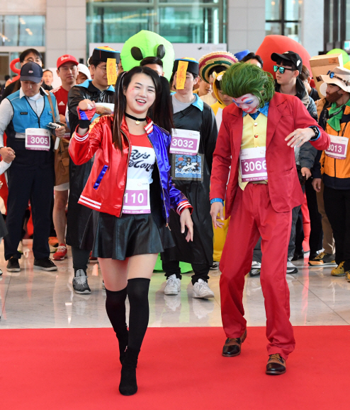 10일 서울 영등포구 63빌딩에서 열린 제17회 한화생명 63계단 오르기에서 베스트트레서 종목 참가자들이 출발을 하고 있다. 올해로 17회째를 맞는 63계단 오르기 대회는 63빌딩의 1251개 계단을 오르는 수직 마라톤 행사다. 2019.11.10 오장환 기자 5zzang@seoul.co.kr