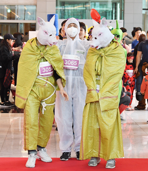 10일 서울 영등포구 63빌딩에서 열린 제17회 한화생명 63계단 오르기에서 베스트트레서 종목 참가자들이 출발 전 포즈를 취하고 있다. 올해로 17회째를 맞는 63계단 오르기 대회는 63빌딩의 1251개 계단을 오르는 수직 마라톤 행사다. 2019.11.10 오장환 기자 5zzang@seoul.co.kr