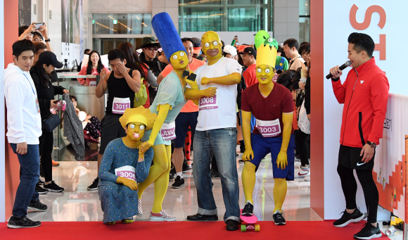 10일 서울 영등포구 63빌딩에서 열린 제17회 한화생명 63계단 오르기에서 베스트트레서 종목 참가자들이 출발 전 포즈를 취하고 있다. 올해로 17회째를 맞는 63계단 오르기 대회는 63빌딩의 1251개 계단을 오르는 수직 마라톤 행사다. 2019.11.10 오장환 기자 5zzang@seoul.co.kr