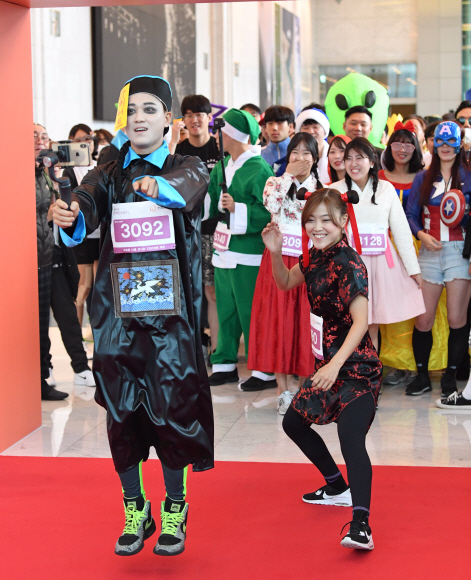 10일 서울 영등포구 63빌딩에서 열린 제17회 한화생명 63계단 오르기에서 베스트트레서 종목 참가자들이 출발을 하고 있다. 올해로 17회째를 맞는 63계단 오르기 대회는 63빌딩의 1251개 계단을 오르는 수직 마라톤 행사다. 2019.11.10 오장환 기자 5zzang@seoul.co.kr