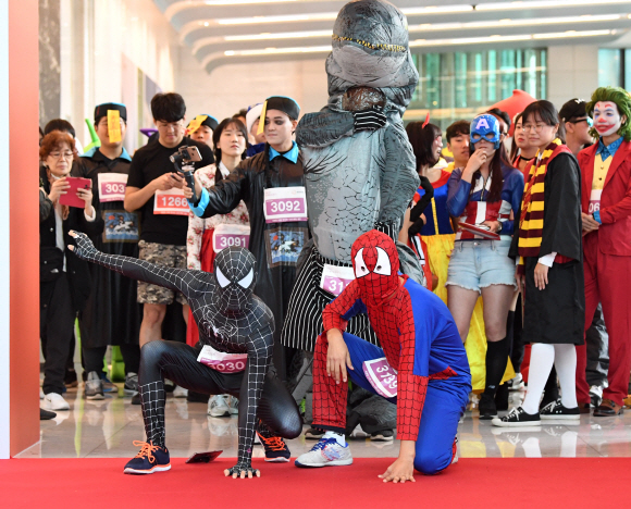 10일 서울 영등포구 63빌딩에서 열린 제17회 한화생명 63계단 오르기에서 베스트트레서 종목 참가자들이 출발을 하고 있다. 올해로 17회째를 맞는 63계단 오르기 대회는 63빌딩의 1251개 계단을 오르는 수직 마라톤 행사다. 2019.11.10 오장환 기자 5zzang@seoul.co.kr