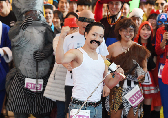 10일 서울 영등포구 63빌딩에서 열린 제17회 한화생명 63계단 오르기에서 베스트트레서 종목 참가자들이 출발을 하고 있다. 올해로 17회째를 맞는 63계단 오르기 대회는 63빌딩의 1251개 계단을 오르는 수직 마라톤 행사다. 2019.11.10 오장환 기자 5zzang@seoul.co.kr