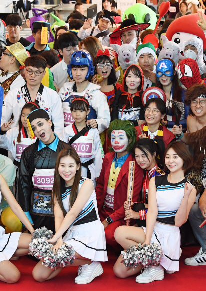 10일 서울 영등포구 63빌딩에서 열린 제17회 한화생명 63계단 오르기에서 베스트트레서 종목 참가자들이 출발 전 포즈를 취하고 있다. 올해로 17회째를 맞는 63계단 오르기 대회는 63빌딩의 1251개 계단을 오르는 수직 마라톤 행사다. 2019.11.10 오장환 기자 5zzang@seoul.co.kr