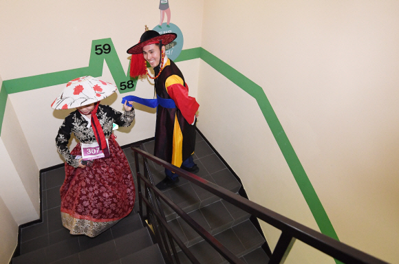 10일 서울 영등포구 63빌딩에서 열린 제17회 한화생명 63계단 오르기에서 베스트트레서 종목 참가자들이 계단을 오르고 있다. 올해로 17회째를 맞는 63계단 오르기 대회는 63빌딩의 1251개 계단을 오르는 수직 마라톤 행사다. 2019.11.10 오장환 기자 5zzang@seoul.co.kr