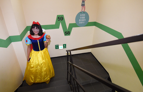 10일 서울 영등포구 63빌딩에서 열린 제17회 한화생명 63계단 오르기에서 베스트트레서 종목 참가자들이 계단을 오르고 있다. 올해로 17회째를 맞는 63계단 오르기 대회는 63빌딩의 1251개 계단을 오르는 수직 마라톤 행사다. 2019.11.10 오장환 기자 5zzang@seoul.co.kr