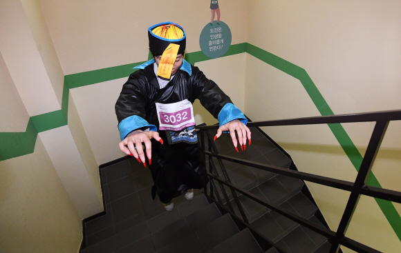 10일 서울 영등포구 63빌딩에서 열린 제17회 한화생명 63계단 오르기에서 베스트트레서 종목 참가자들이 계단을 오르고 있다. 올해로 17회째를 맞는 63계단 오르기 대회는 63빌딩의 1251개 계단을 오르는 수직 마라톤 행사다. 2019.11.10 오장환 기자 5zzang@seoul.co.kr