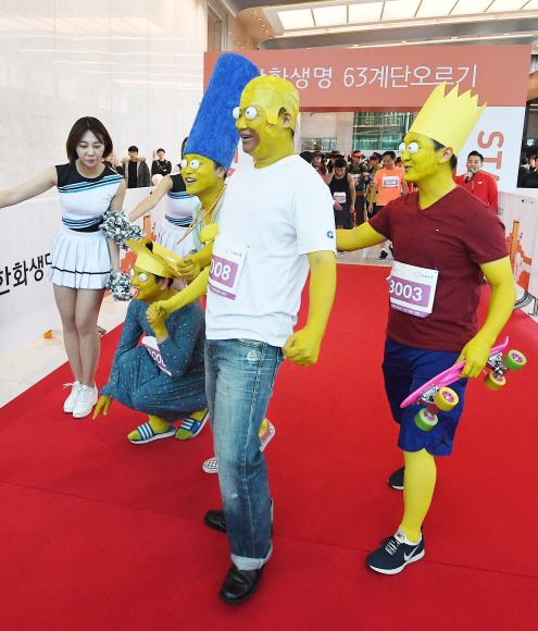 10일 서울 영등포구 63빌딩에서 열린 제17회 한화생명 63계단 오르기에서 베스트트레서 종목 참가자들이 계단을 오르고 있다. 올해로 17회째를 맞는 63계단 오르기 대회는 63빌딩의 1251개 계단을 오르는 수직 마라톤 행사다. 2019.11.10 오장환 기자 5zzang@seoul.co.kr