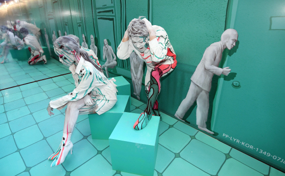 10일 서울 여의도 IFC몰 노스아트리움 광장에서 신경병증성 통증에 대한 인식 개선을 위한 ‘R.E.D 캠페인’의 일환으로 한국화이자업존과 일루전 아티스트 윤다인(가운데) 작가가 협업, 눈에 보이지 않는 신경병증성 통증을 시각화해 표현하는 ‘Pain Is Not an Illusion’ 바디페인팅 퍼포먼스가 진행되고 있다. 2019. 11. 10 박윤슬 기자 seul@seoul.co.kr