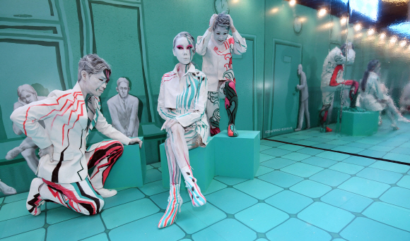 10일 서울 여의도 IFC몰 노스아트리움 광장에서 신경병증성 통증에 대한 인식 개선을 위한 ‘R.E.D 캠페인’의 일환으로 한국화이자업존과 일루전 아티스트 윤다인(가운데) 작가가 협업, 눈에 보이지 않는 신경병증성 통증을 시각화해 표현하는 ‘Pain Is Not an Illusion’ 바디페인팅 퍼포먼스가 진행되고 있다. 2019. 11. 10 박윤슬 기자 seul@seoul.co.kr