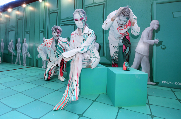 10일 서울 여의도 IFC몰 노스아트리움 광장에서 신경병증성 통증에 대한 인식 개선을 위한 ‘R.E.D 캠페인’의 일환으로 한국화이자업존과 일루전 아티스트 윤다인(가운데) 작가가 협업, 눈에 보이지 않는 신경병증성 통증을 시각화해 표현하는 ‘Pain Is Not an Illusion’ 바디페인팅 퍼포먼스가 진행되고 있다. 2019. 11. 10 박윤슬 기자 seul@seoul.co.kr