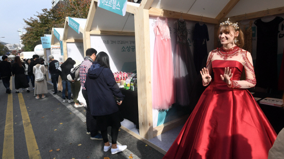 10일 서울 신촌에서 열린 소상공인한마당에서 드레스샵을 홍보하기 위해 드레스를 입은 한 외국인이 시민들의 시선을 끌고 있다. 2019. 11. 10 정연호 기자 tpgod@seoul.co.kr