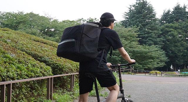 자전거를 이용해 음식을 나르고 있는 우버이츠 배달원. 우버이츠 유니언 홈페이지 캡처